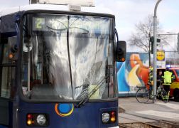 90 Jaehriger Radfahrer Kracht In Strassenbahn 03